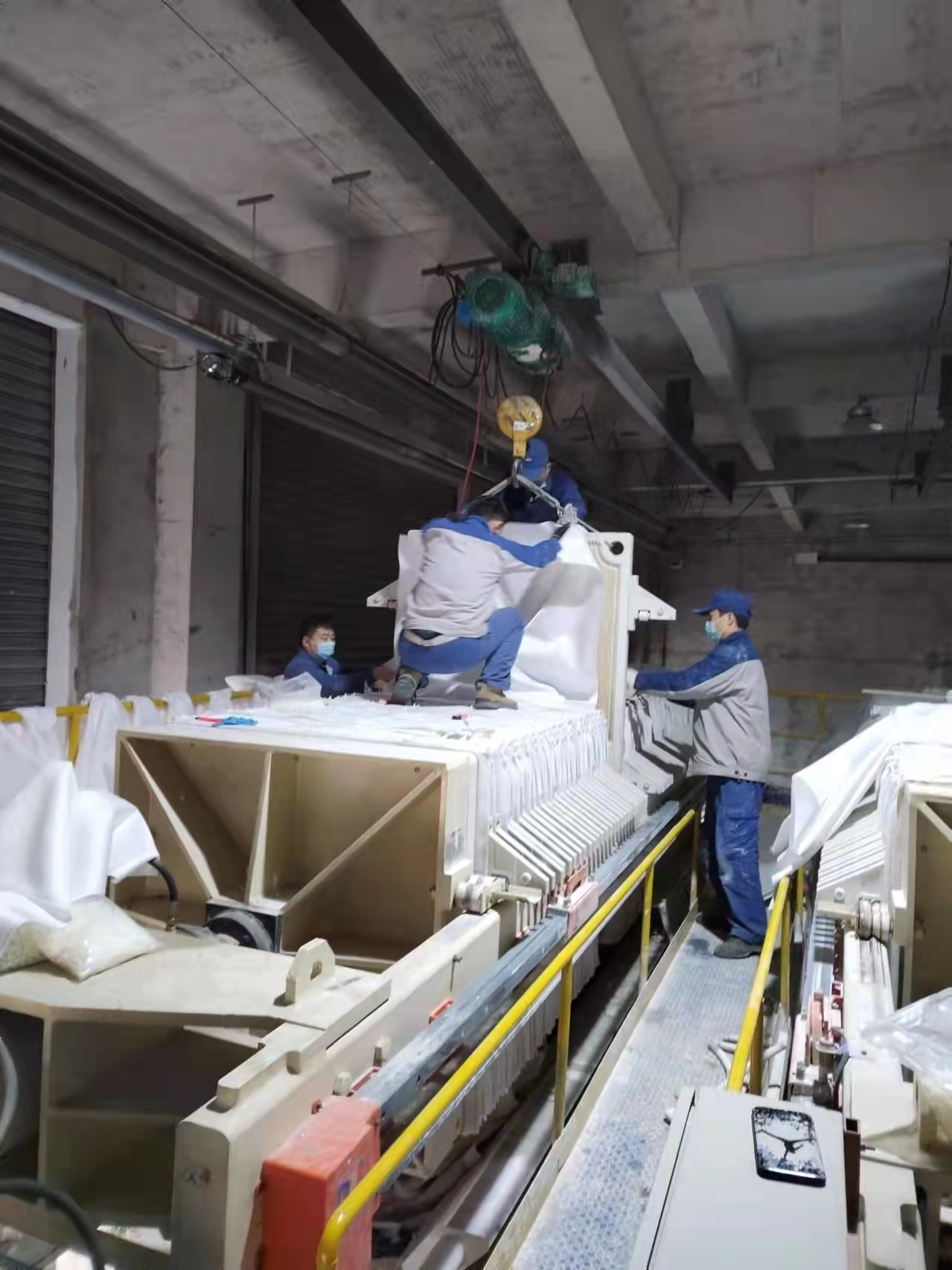 光伏新材料：春寒料峭斗志昂，争分夺秒换布忙