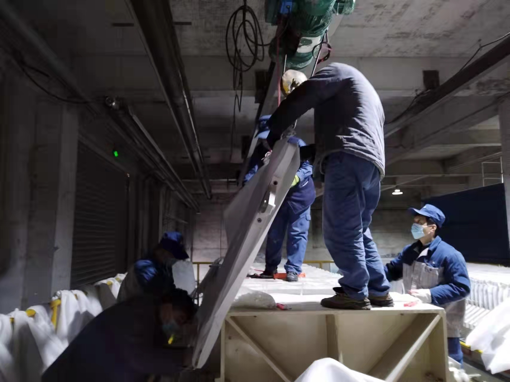 光伏新材料：春寒料峭斗志昂，争分夺秒换布忙