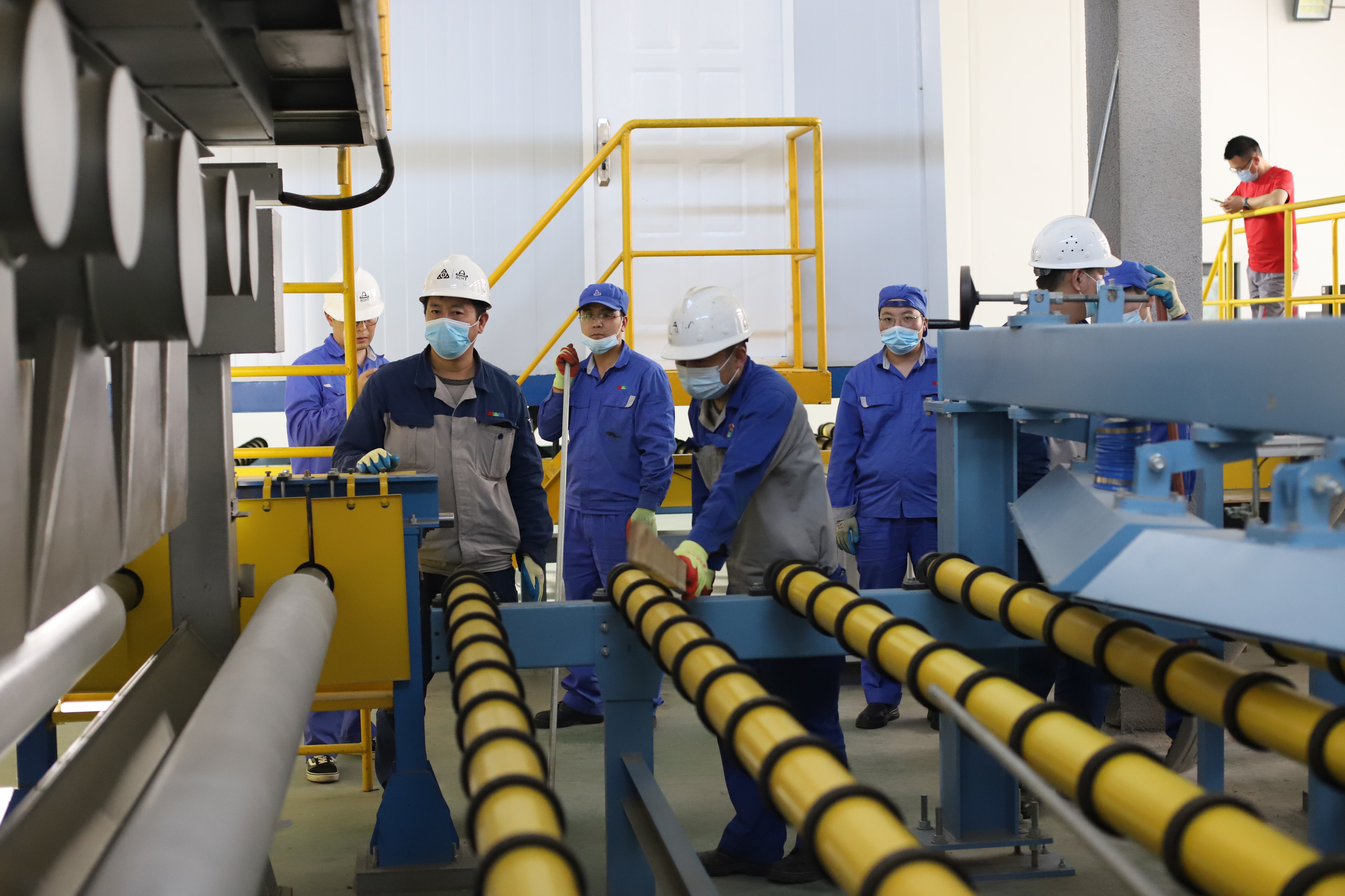 焦作云顶国际新材料有限公司玻璃生产线引头子成功