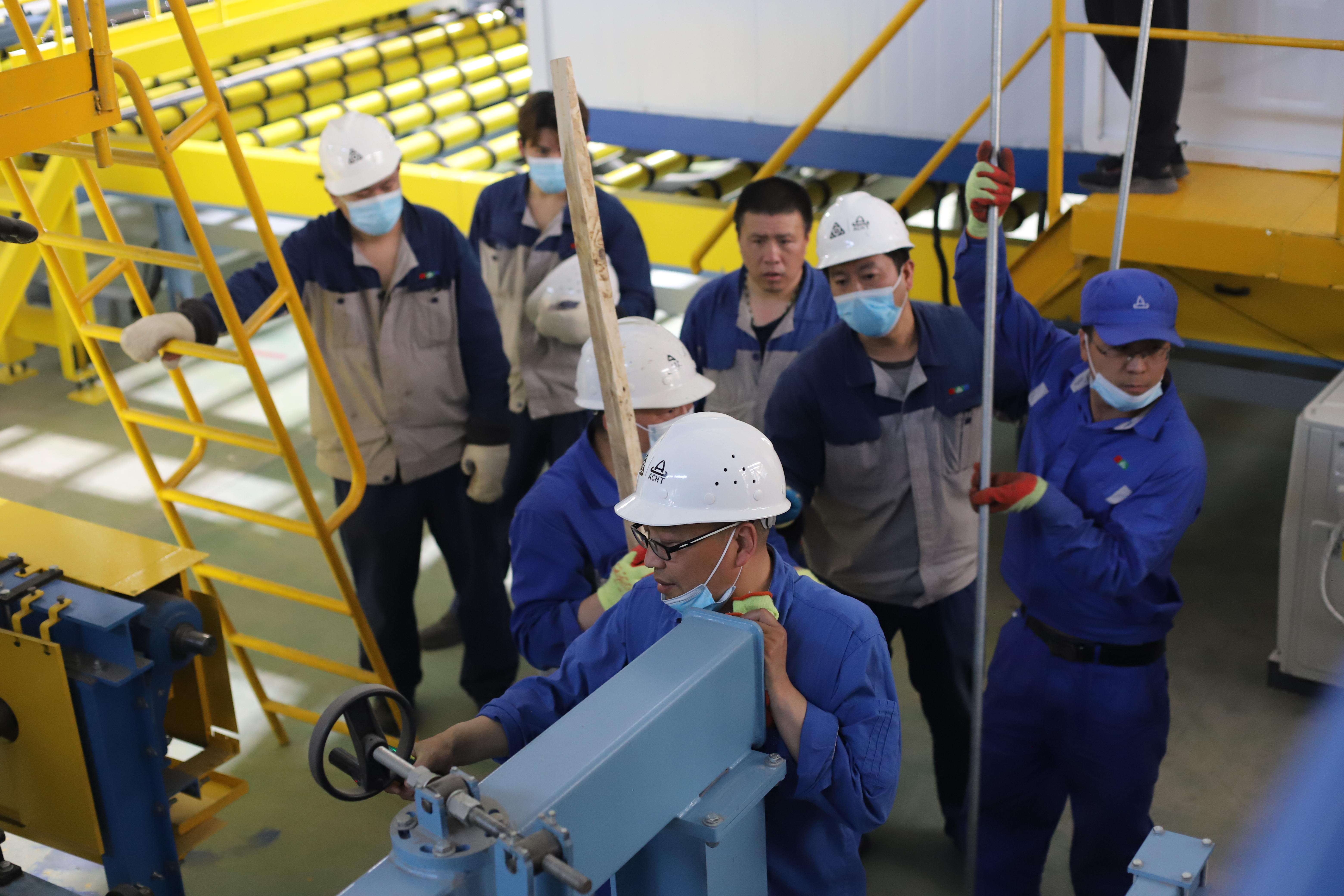 焦作云顶国际新材料有限公司玻璃生产线引头子成功