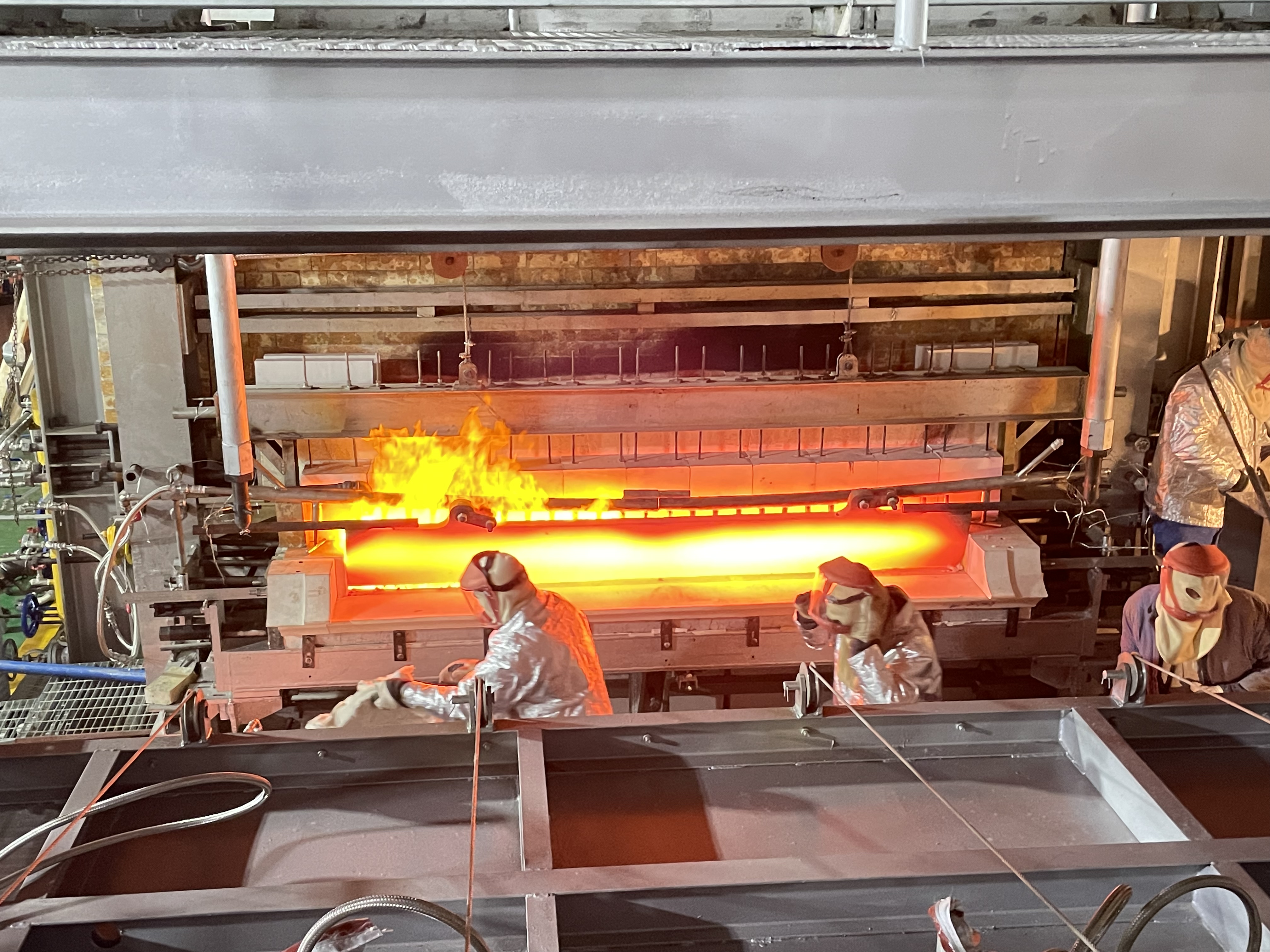 焦作云顶国际新材料有限公司玻璃生产线引头子成功