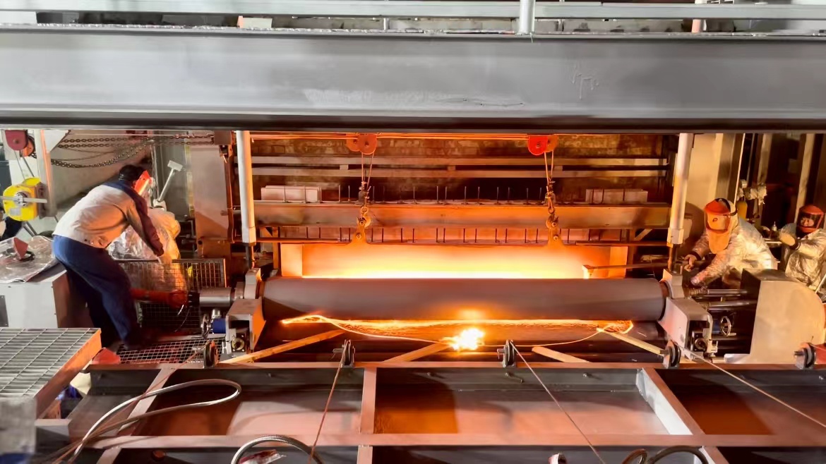 焦作云顶国际新材料有限公司玻璃生产线引头子成功