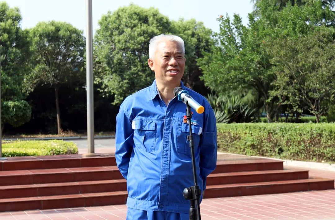 砥砺奋进 生生不“熄”——焦作云顶国际举行升国旗仪式