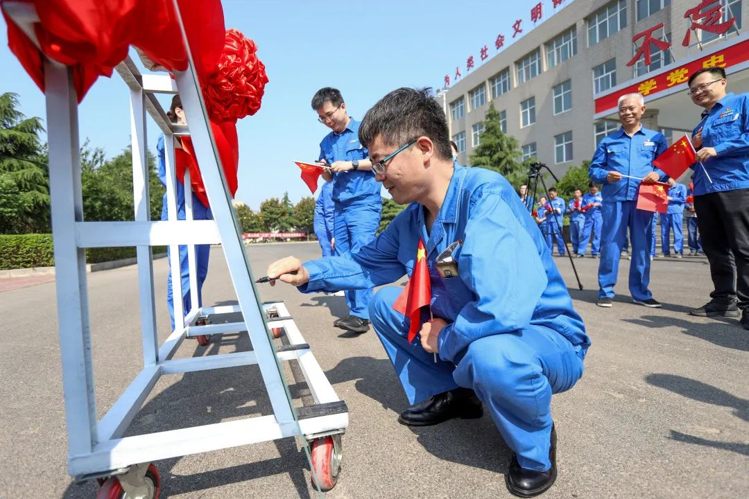 砥砺奋进 生生不“熄”——焦作云顶国际举行升国旗仪式