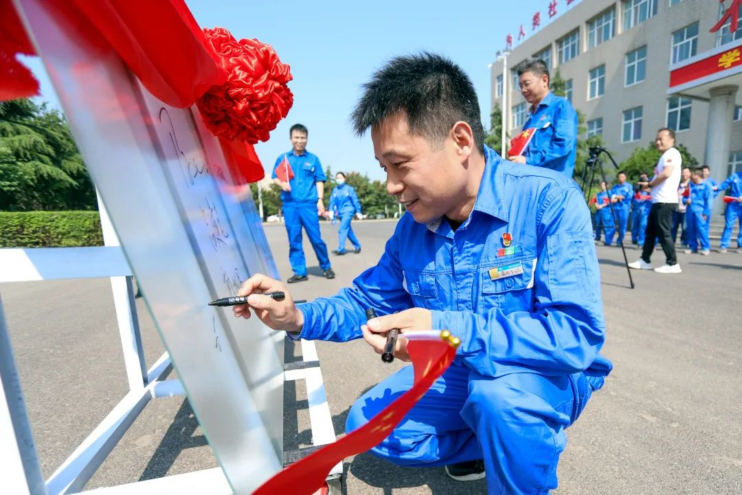 砥砺奋进 生生不“熄”——焦作云顶国际举行升国旗仪式
