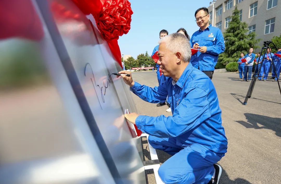 砥砺奋进 生生不“熄”——焦作云顶国际举行升国旗仪式