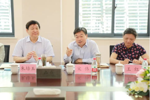 中国人民银行郑州中心支行副行长朱培玉一行莅临云顶国际高科调研