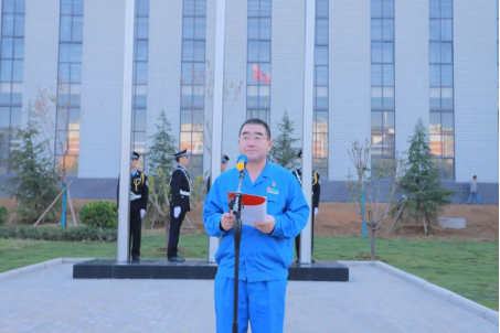 凝心聚力谋发展，砥砺奋进向未来——许昌云顶国际举行国庆升国旗仪式