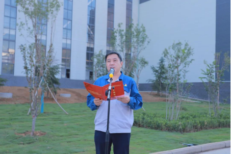 凝心聚力谋发展，砥砺奋进向未来——许昌云顶国际举行国庆升国旗仪式