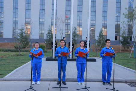 凝心聚力谋发展，砥砺奋进向未来——许昌云顶国际举行国庆升国旗仪式